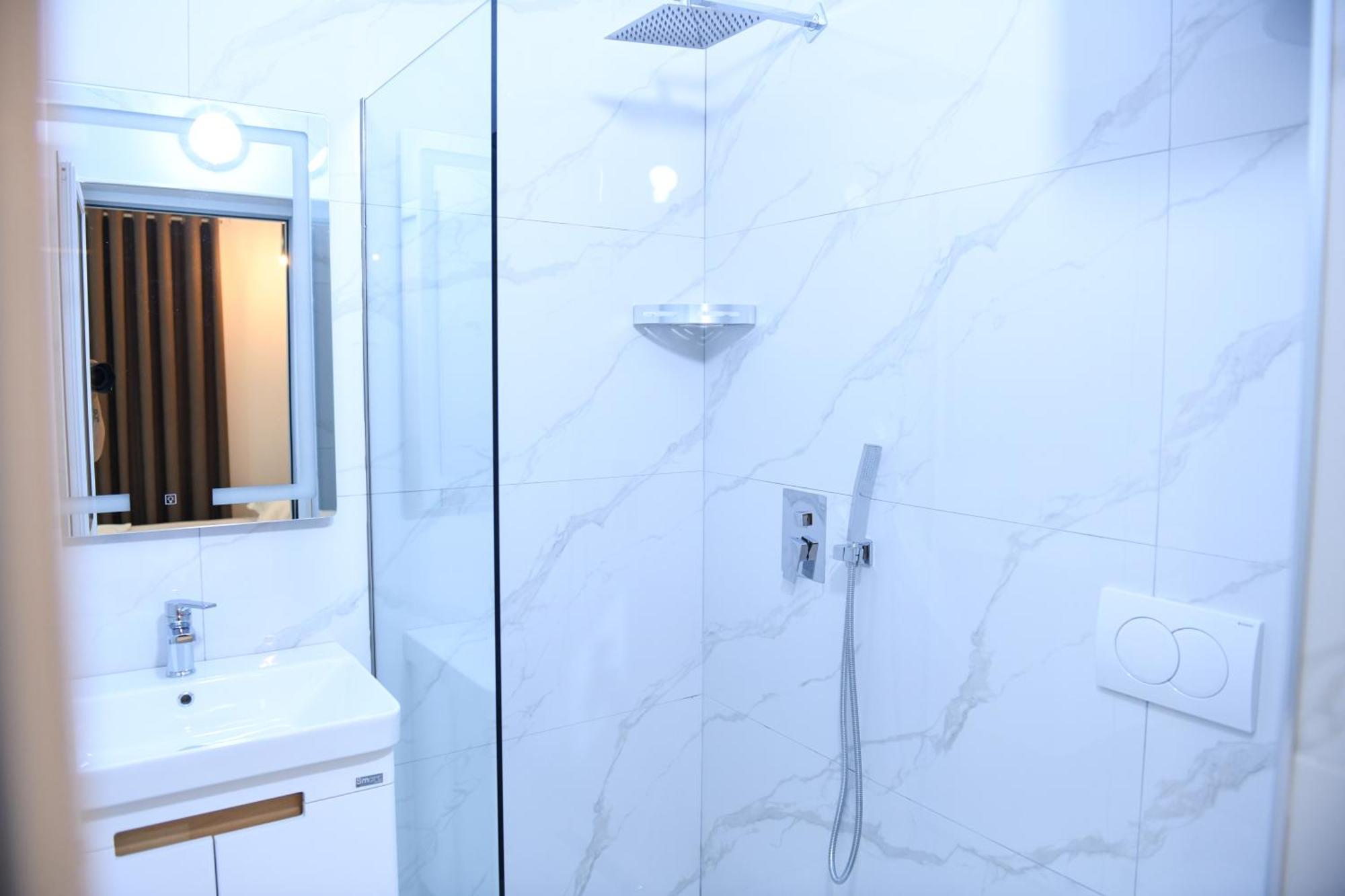 בראט Guest House Cela City Centre מראה חיצוני תמונה
